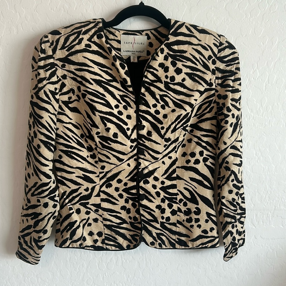 Silk Jacket 4P. Animal print. Safe Silk by Adrianna Papell. Black and beige.